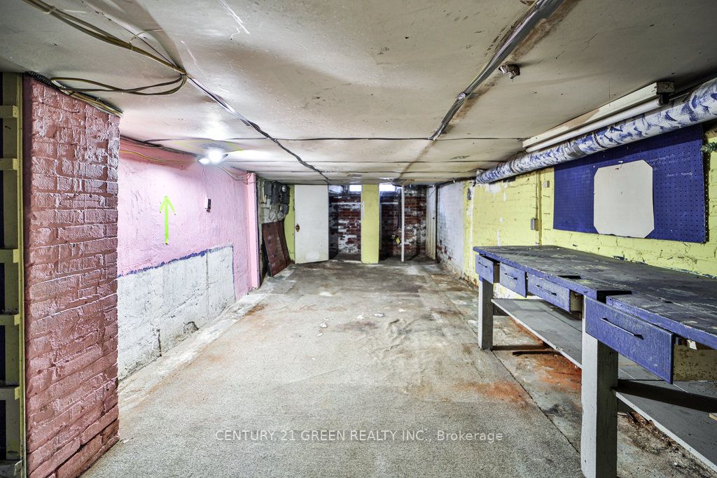 990 Dovercourt Road