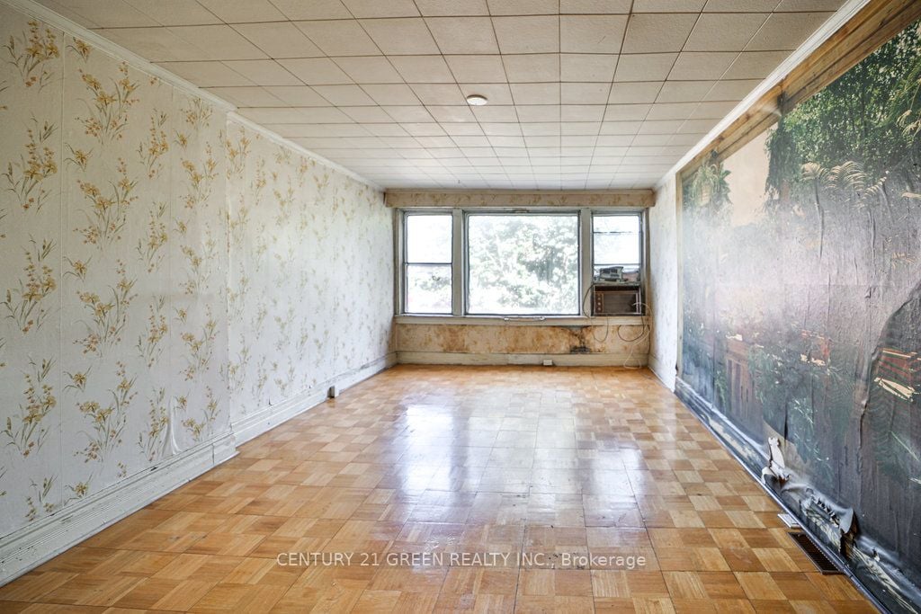 990 Dovercourt Road