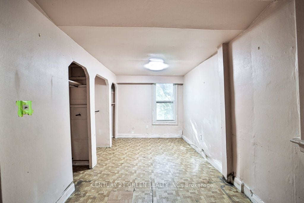 990 Dovercourt Road