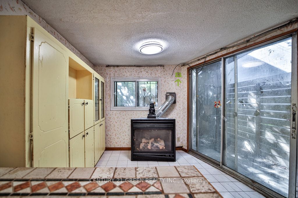 990 Dovercourt Road