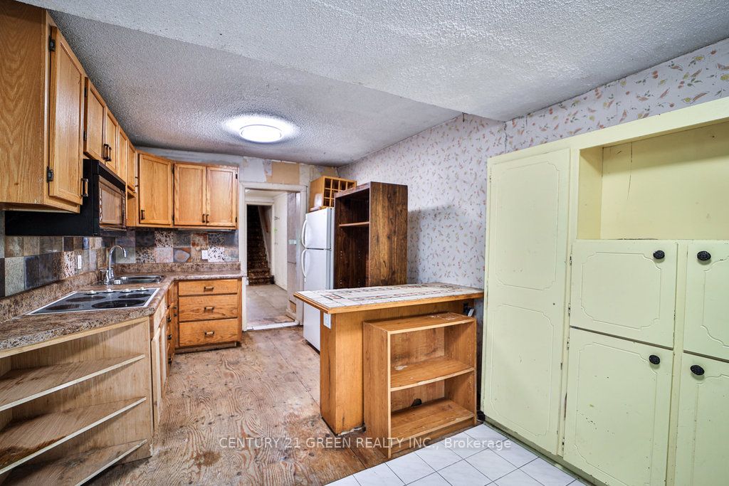 990 Dovercourt Road