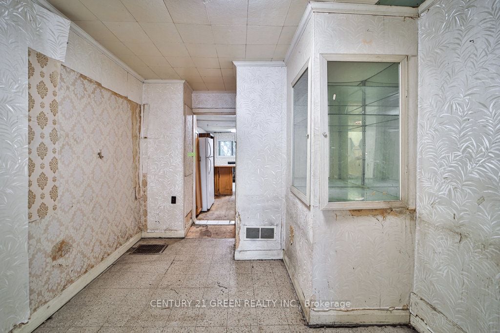 990 Dovercourt Road