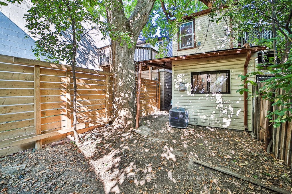 990 Dovercourt Road