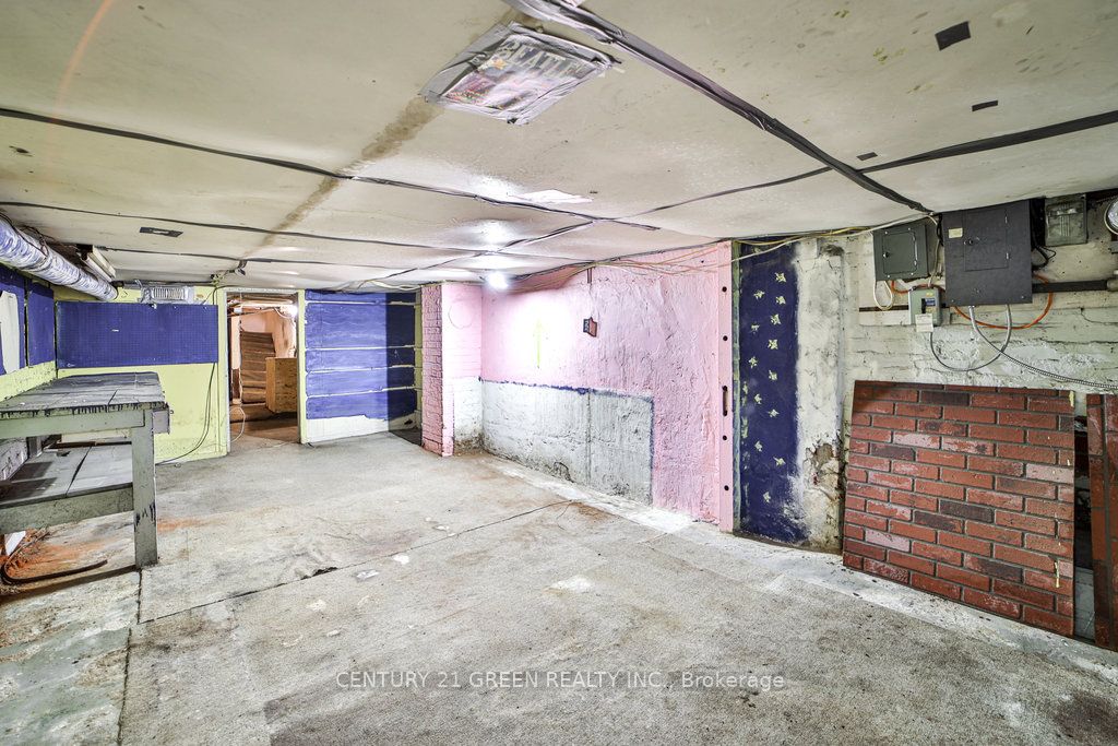 990 Dovercourt Road