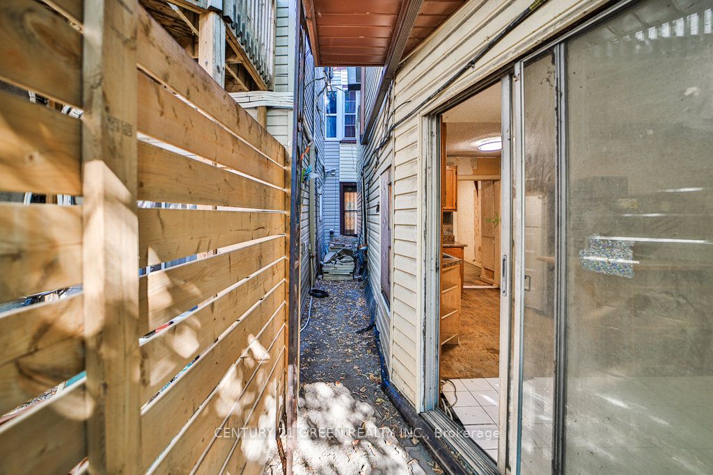 990 Dovercourt Road