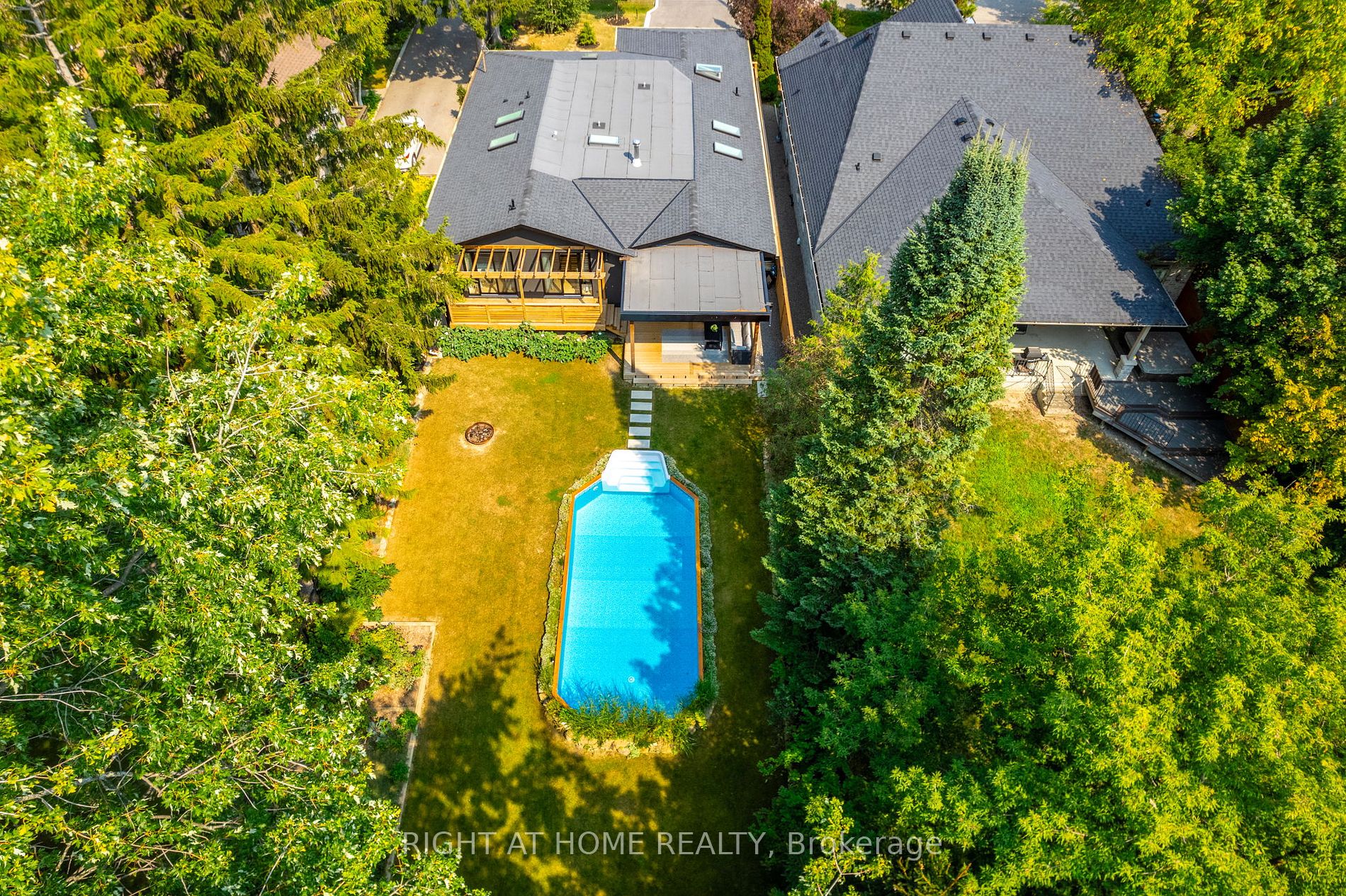 914 Hampton Crescent