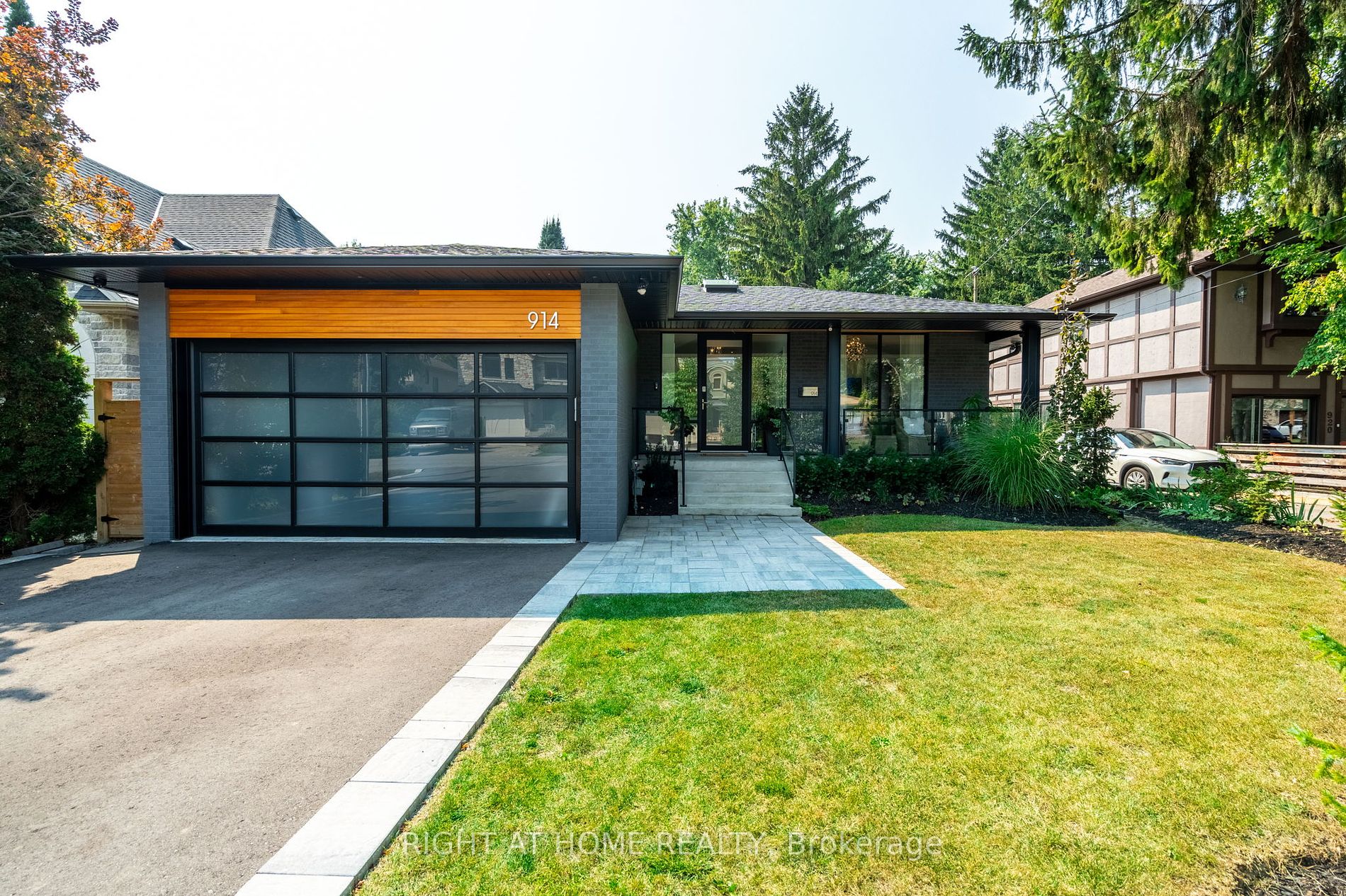 914 Hampton Crescent