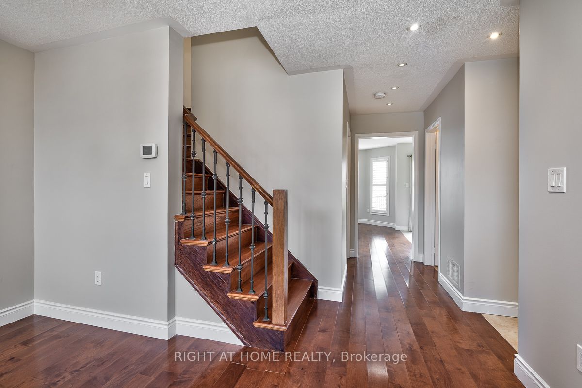 2349 Falkland Crescent