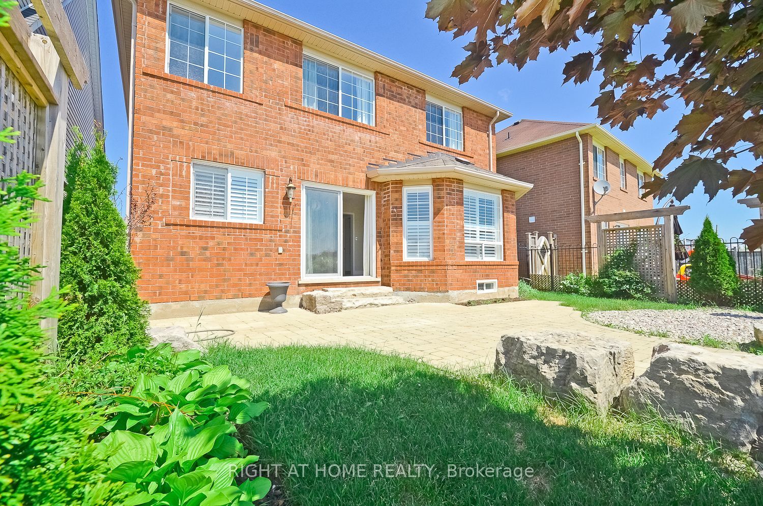 2349 Falkland Crescent