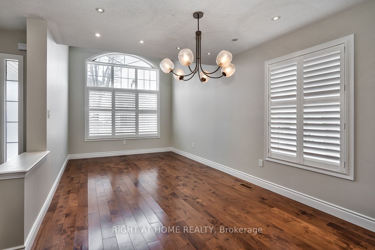 2349 Falkland Crescent