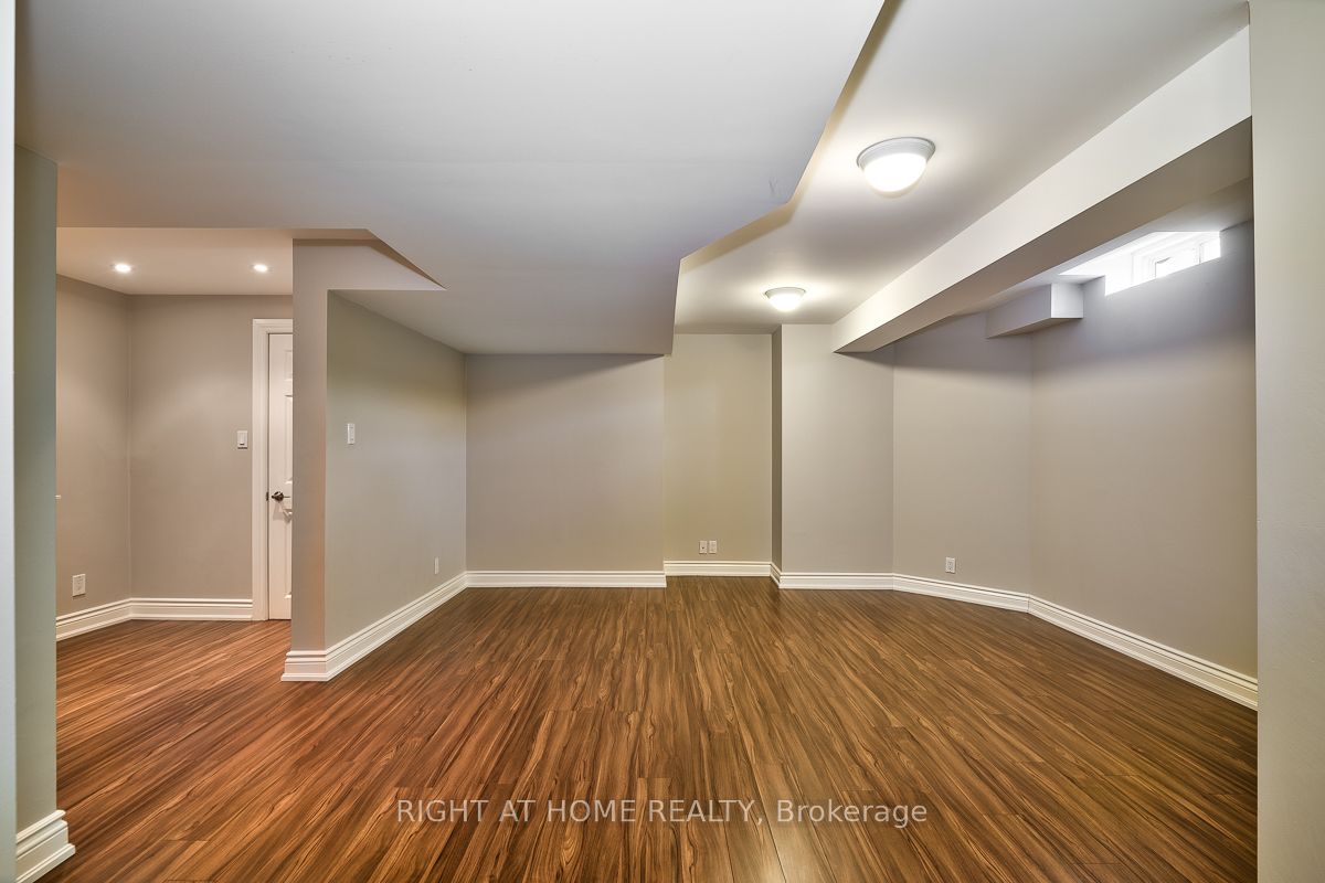 2349 Falkland Crescent