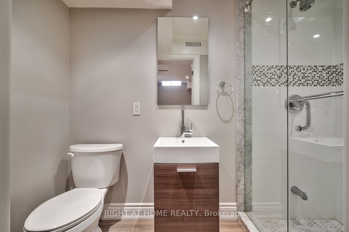 2349 Falkland Crescent