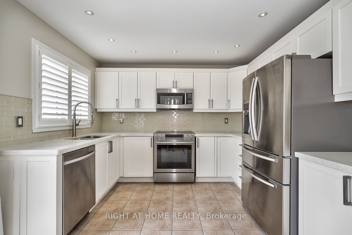 2349 Falkland Crescent