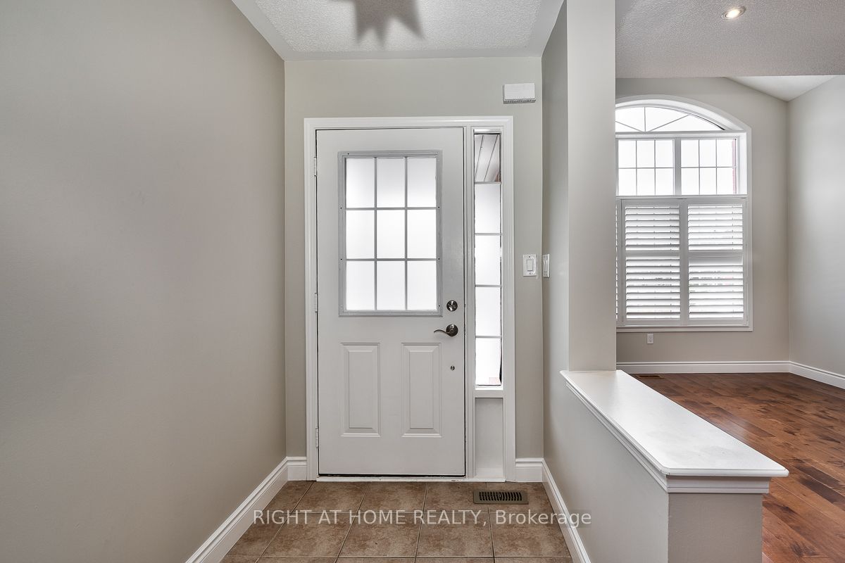2349 Falkland Crescent