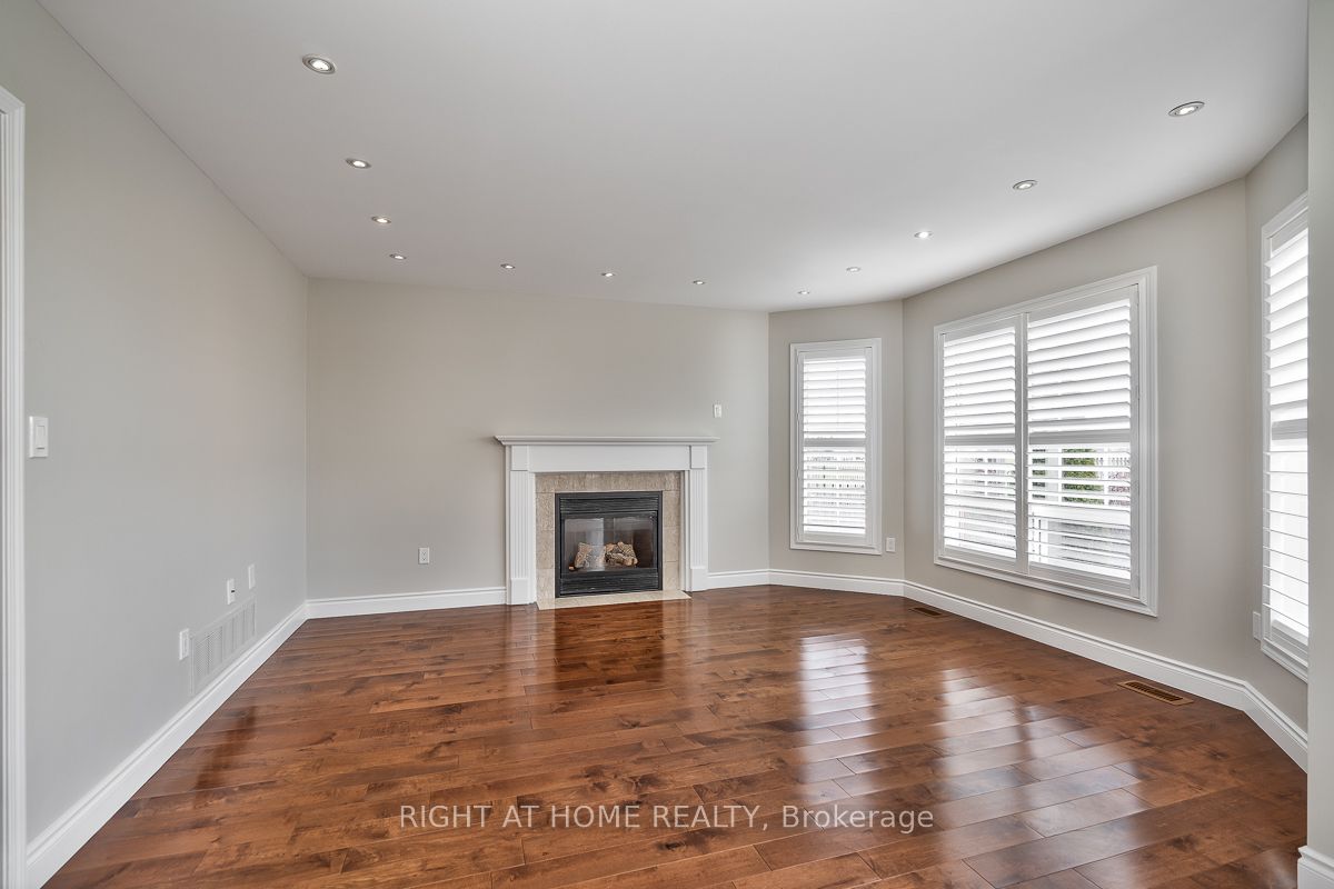 2349 Falkland Crescent
