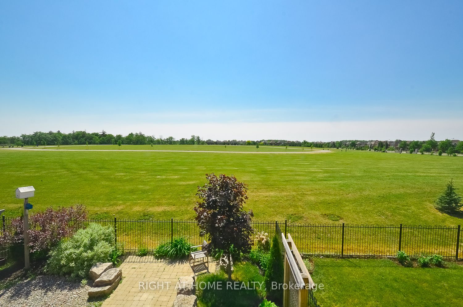 2349 Falkland Crescent