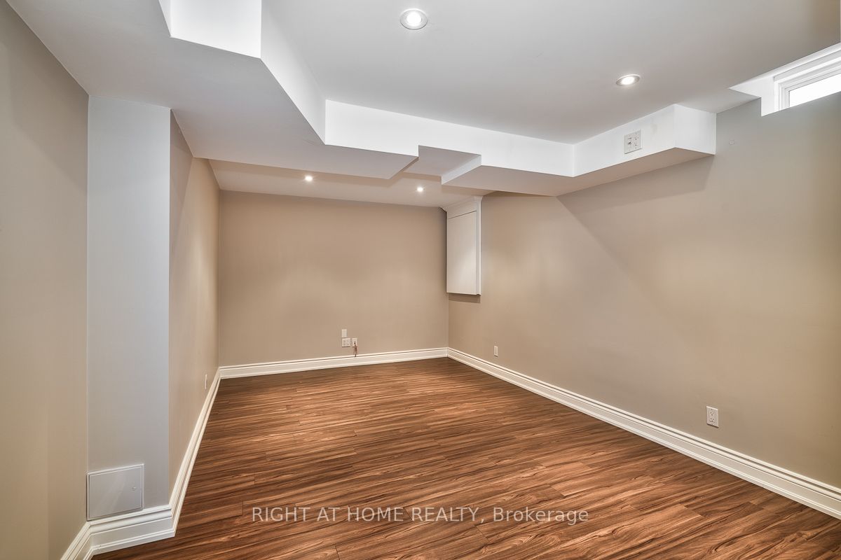 2349 Falkland Crescent