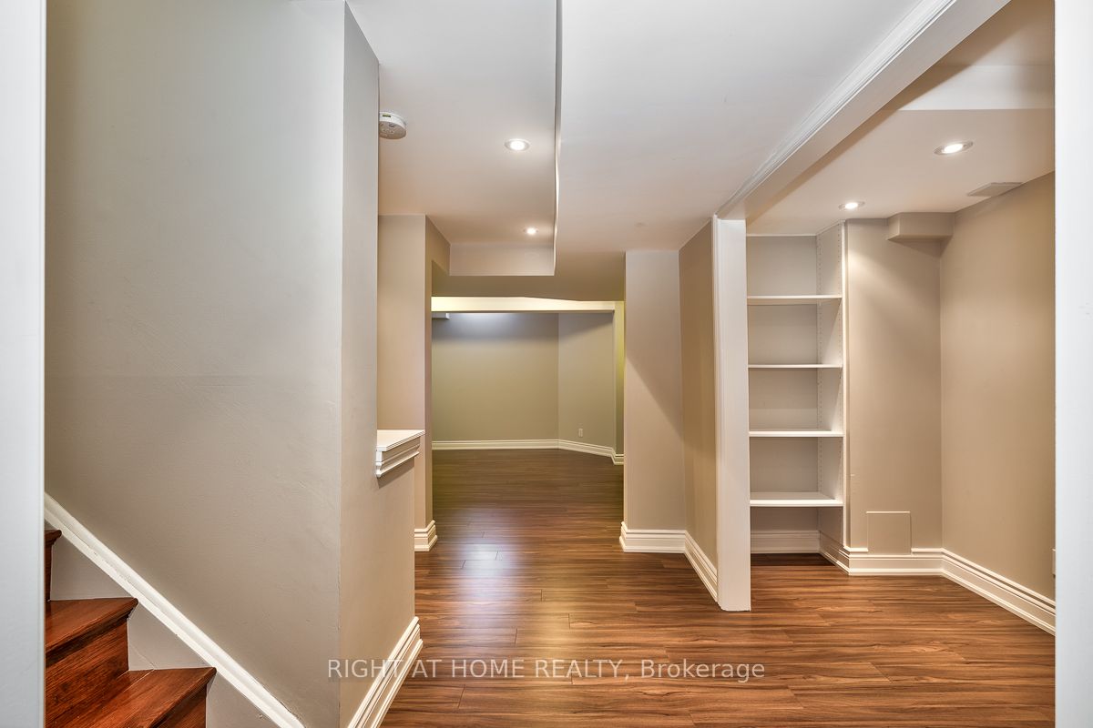 2349 Falkland Crescent