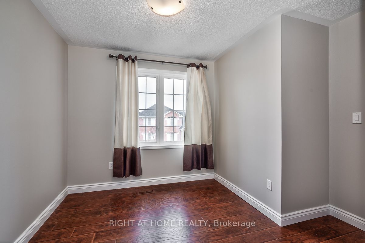 2349 Falkland Crescent
