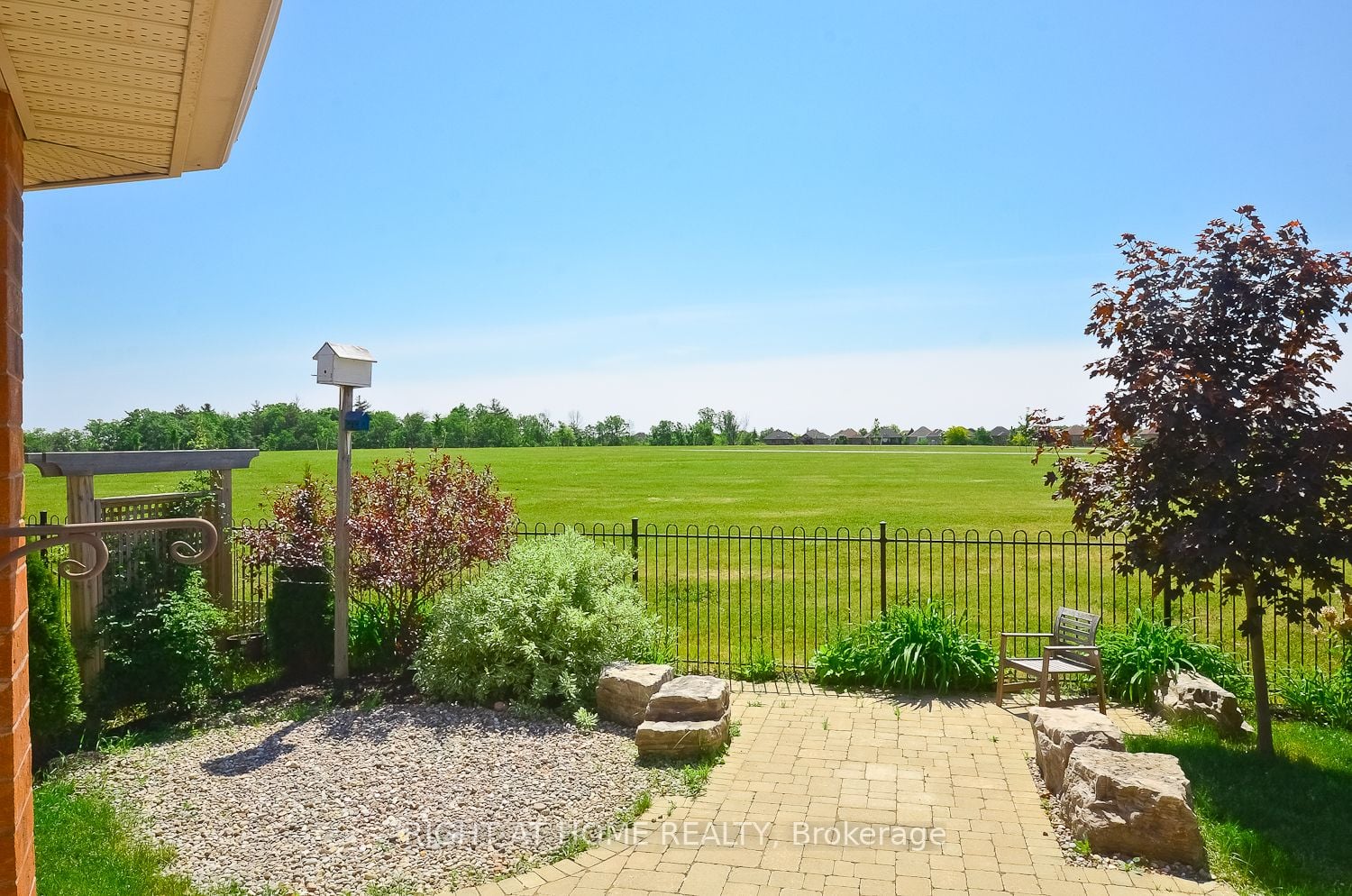 2349 Falkland Crescent