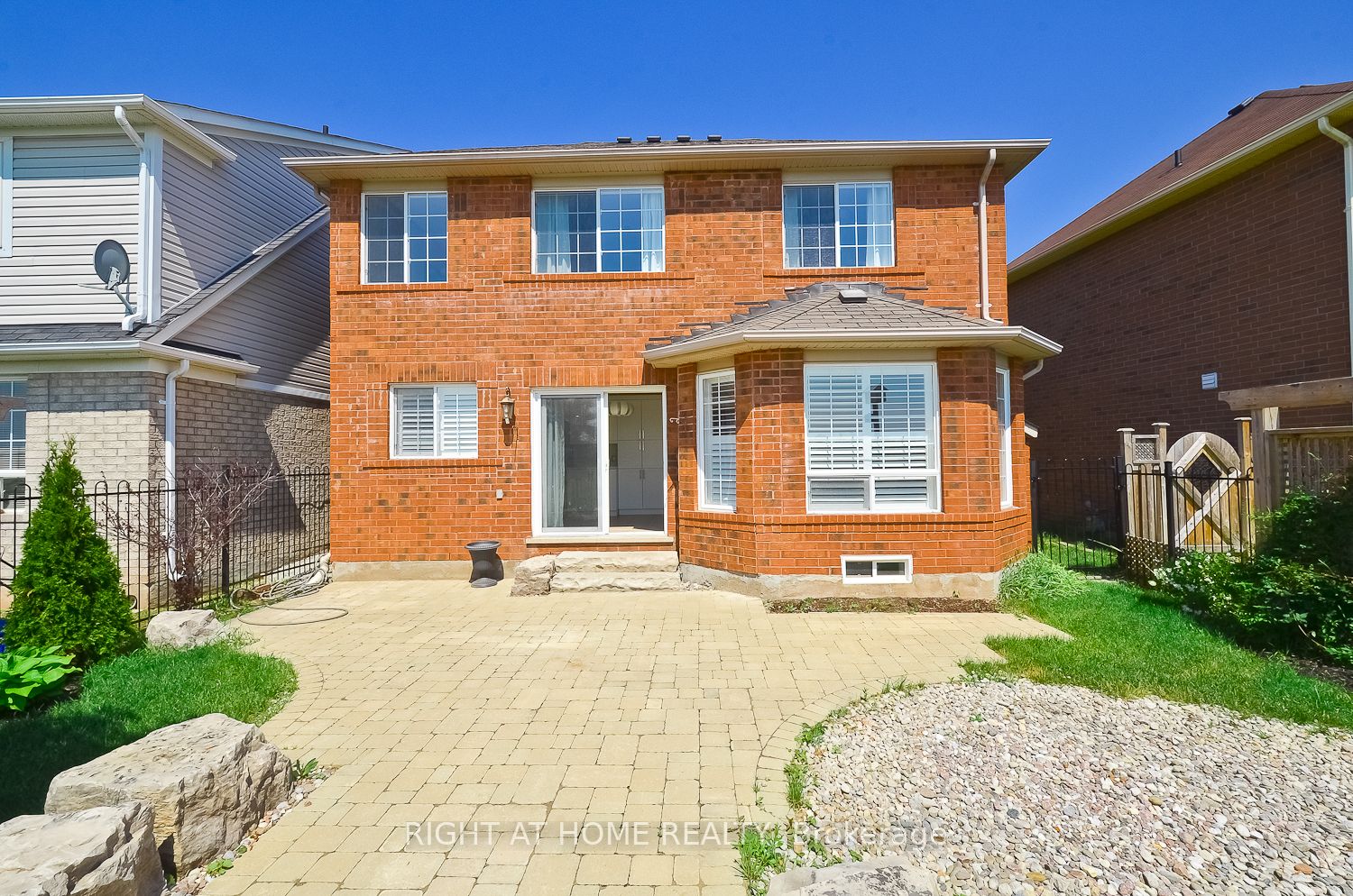 2349 Falkland Crescent