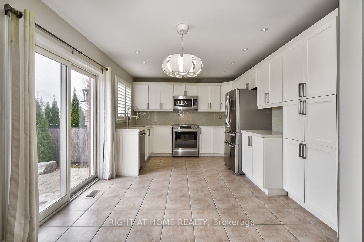 2349 Falkland Crescent