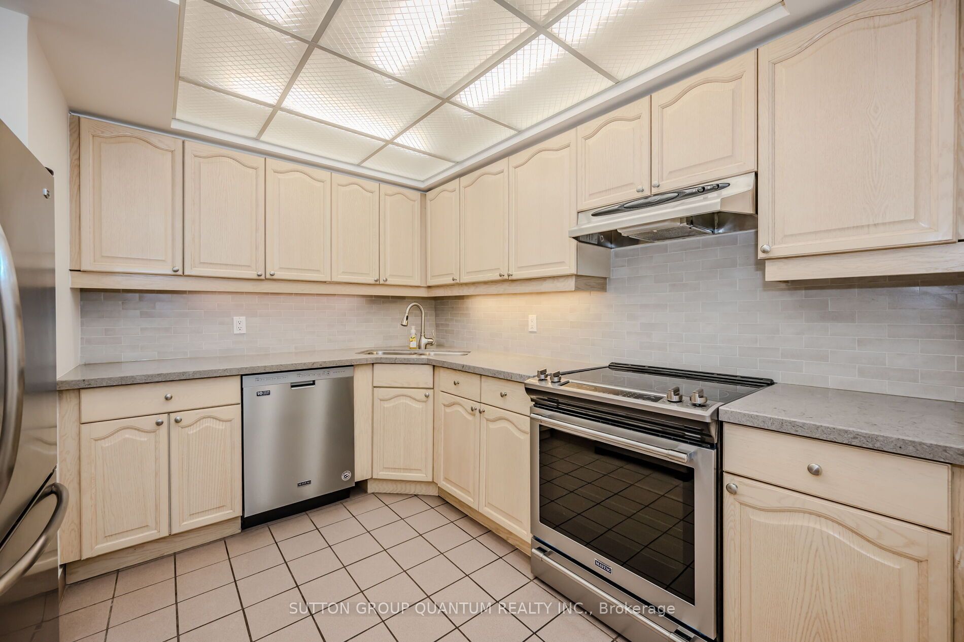 151 Robinson Street #401