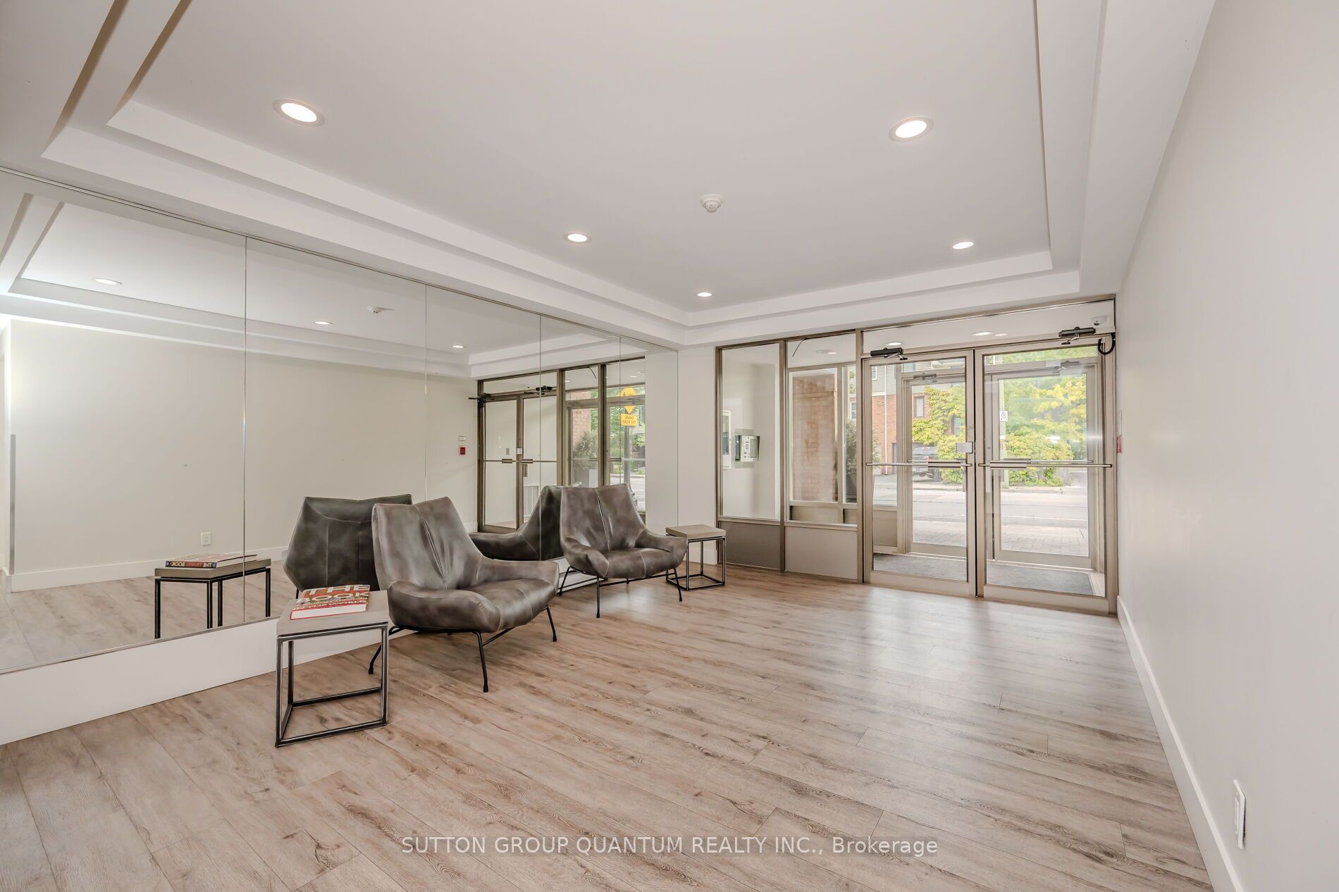 151 Robinson Street #401