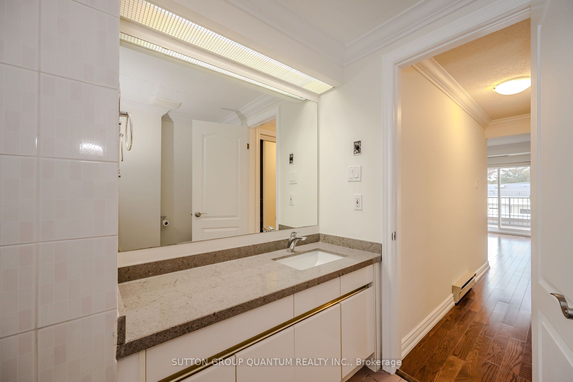 151 Robinson Street #401