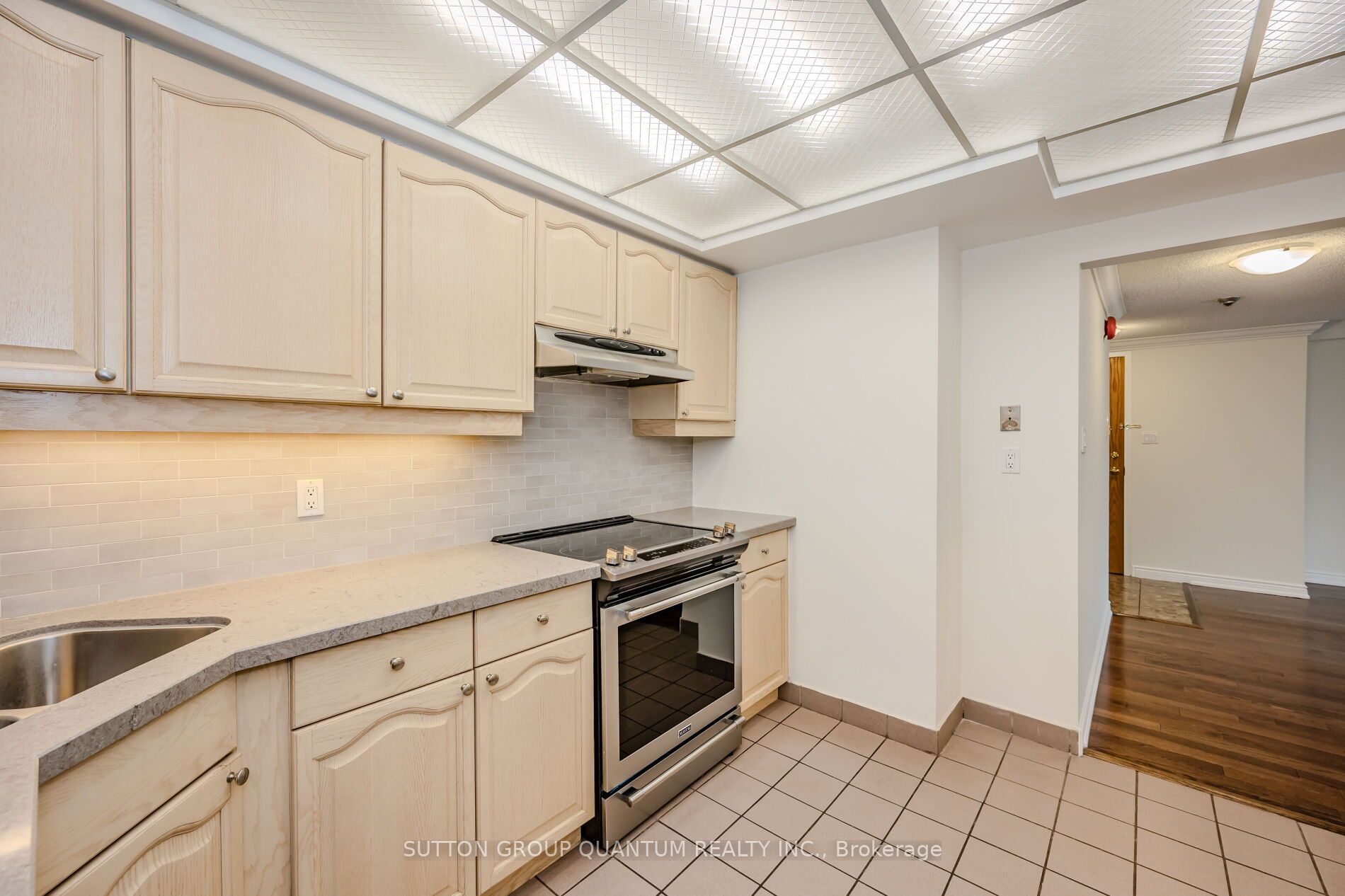 151 Robinson Street #401
