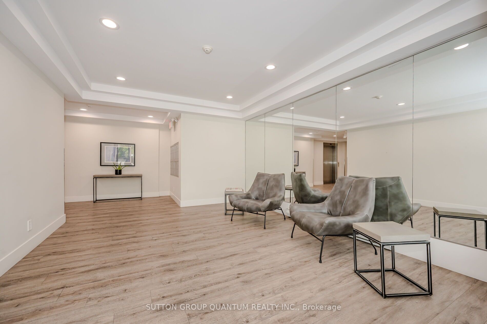 151 Robinson Street #401