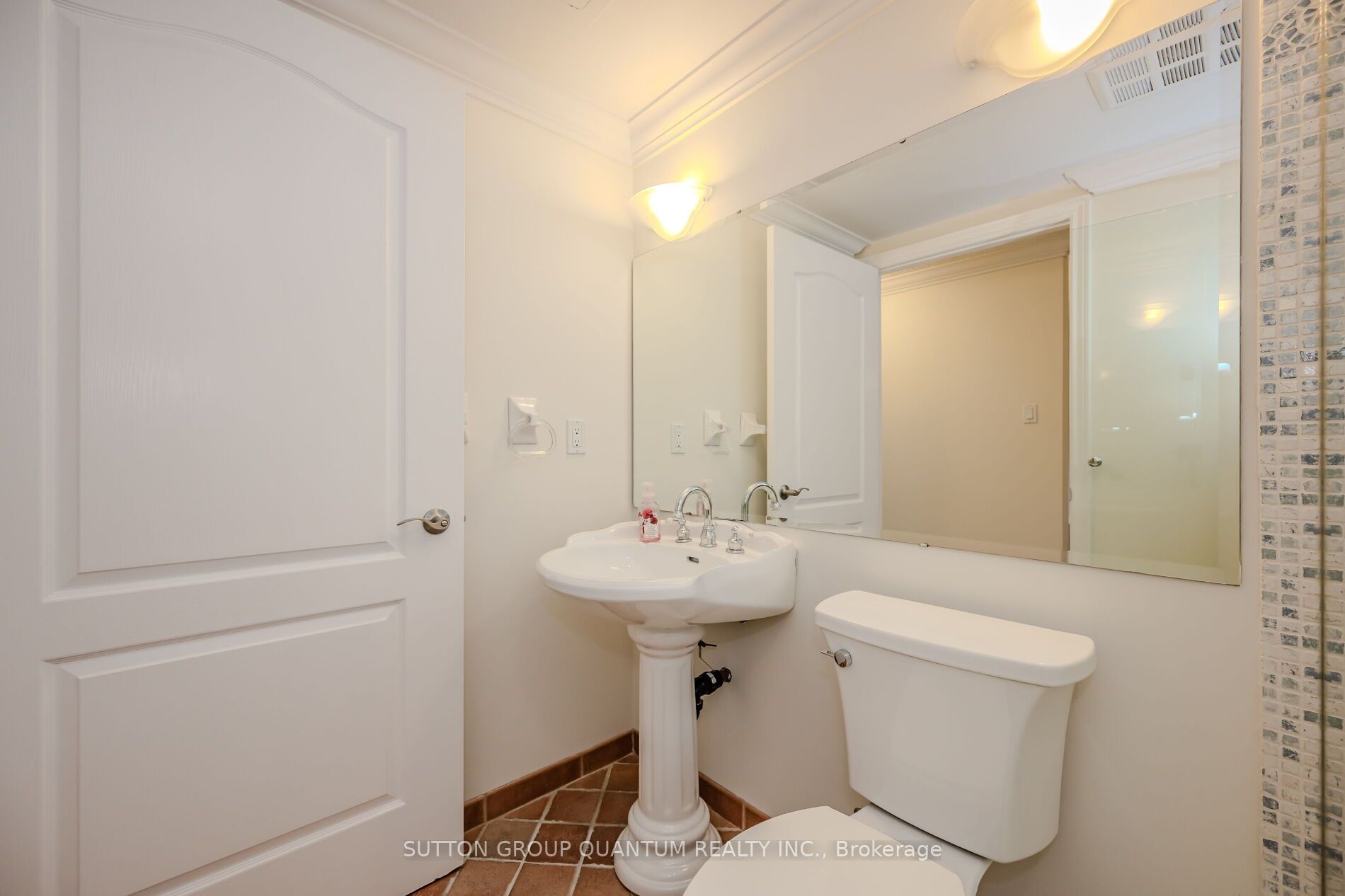 151 Robinson Street #401
