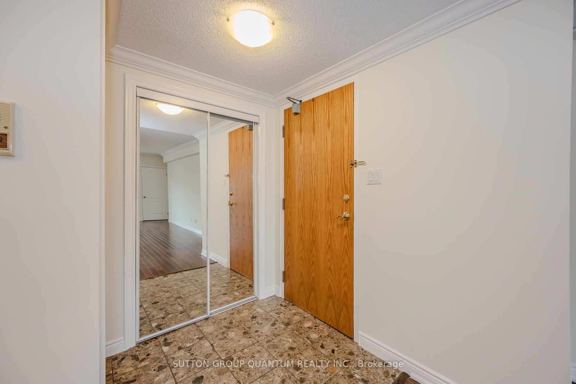151 Robinson Street #401