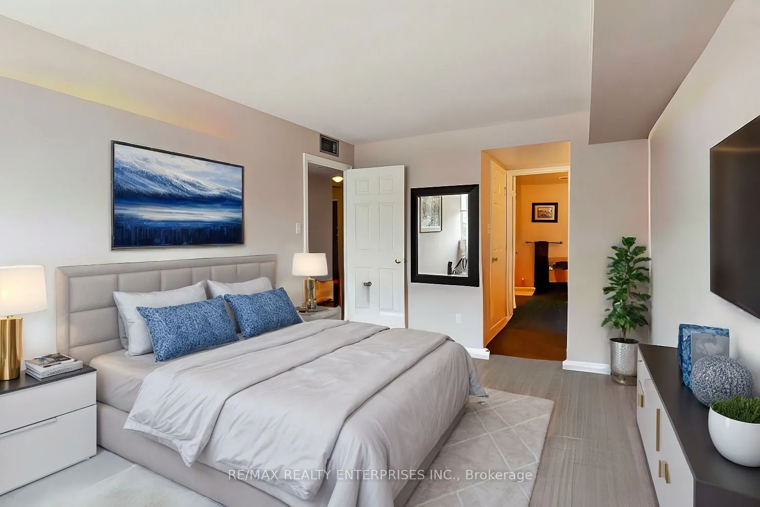 880 Dundas Street W, #202