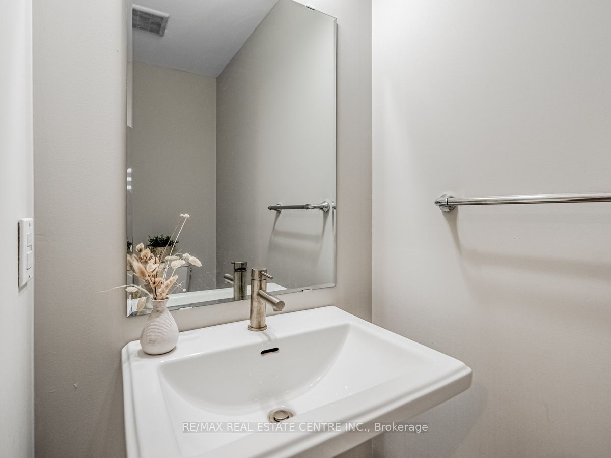128 Burnhamthorpe Road E