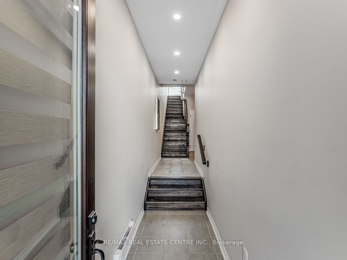 128 Burnhamthorpe Road E