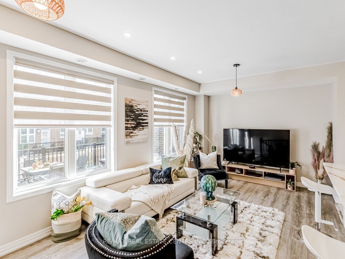 128 Burnhamthorpe Road E