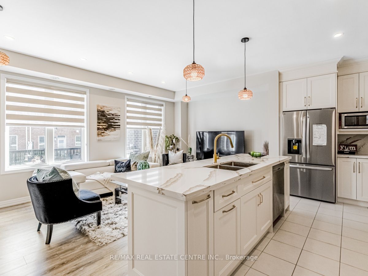 128 Burnhamthorpe Road E