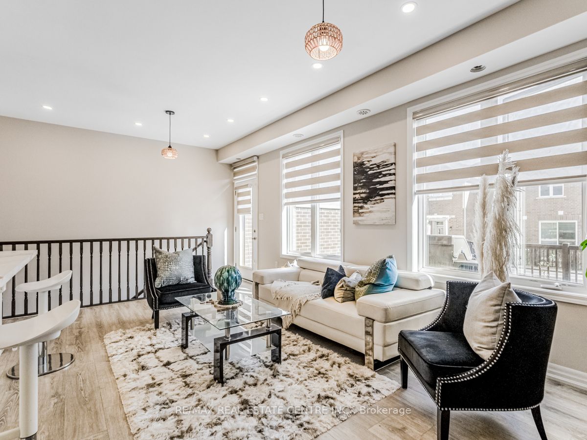 128 Burnhamthorpe Road E