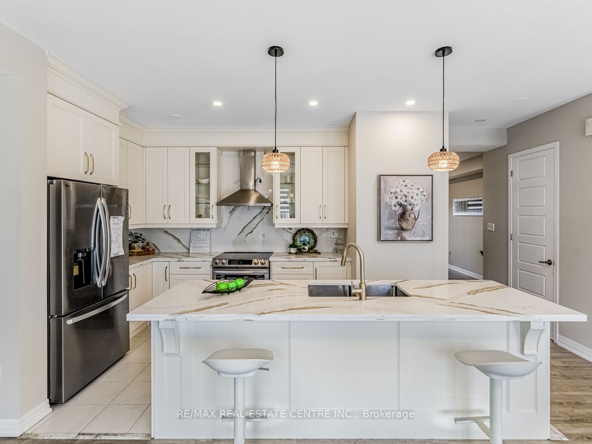 128 Burnhamthorpe Road E