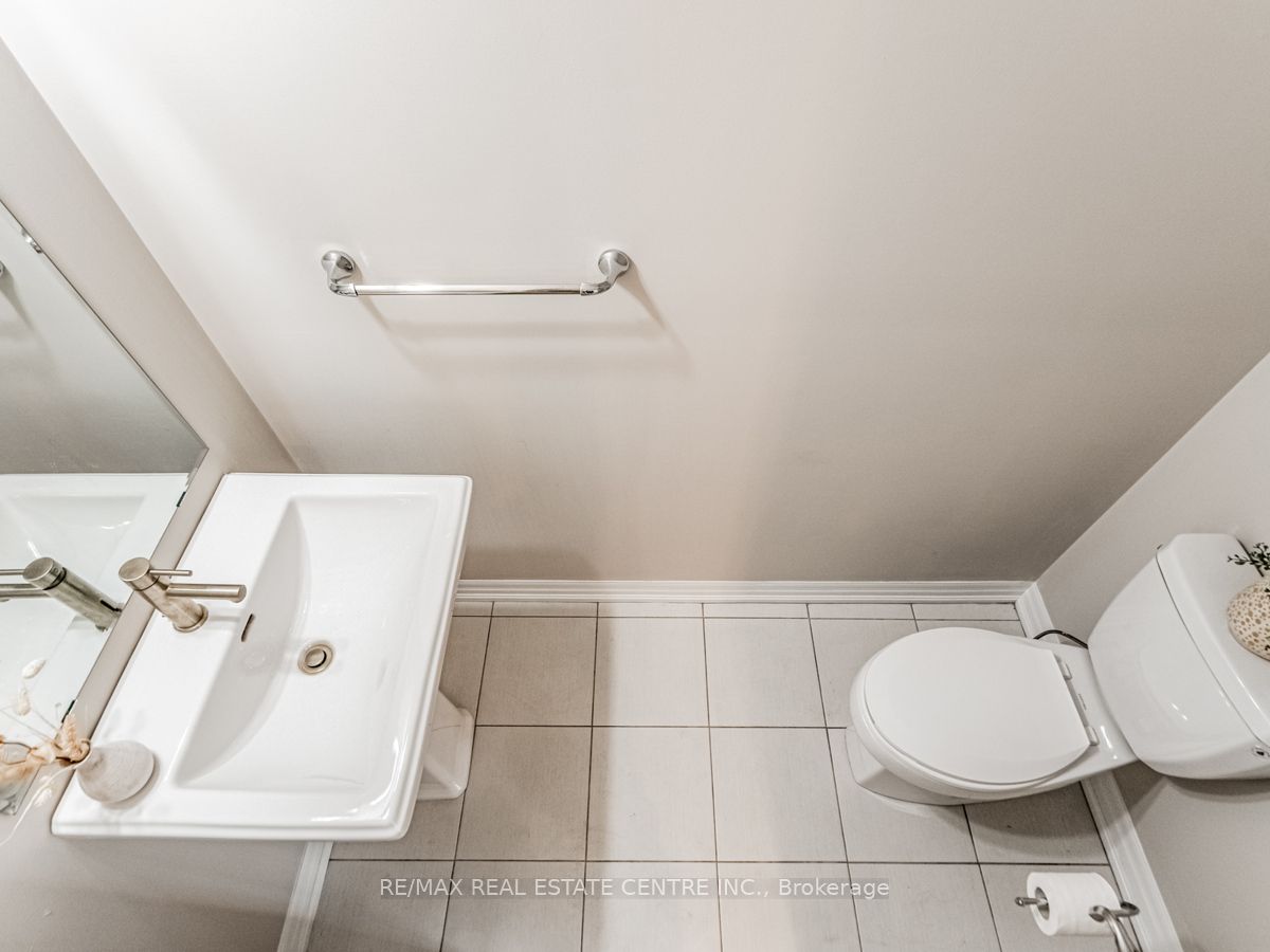128 Burnhamthorpe Road E