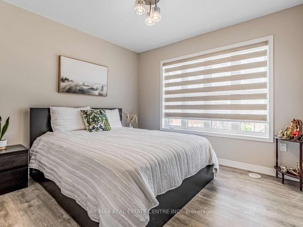 128 Burnhamthorpe Road E