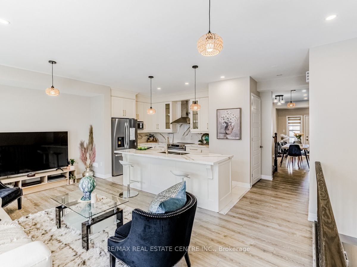 128 Burnhamthorpe Road E