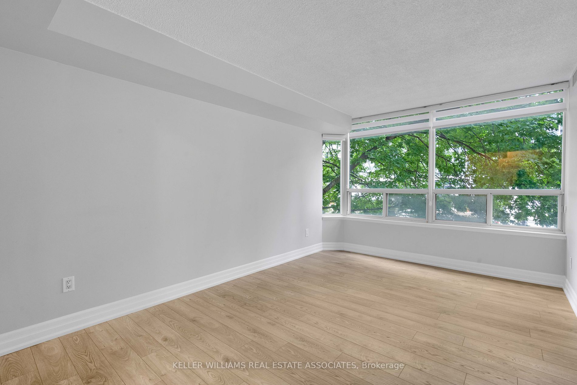 330 Rathburn Road W, #208