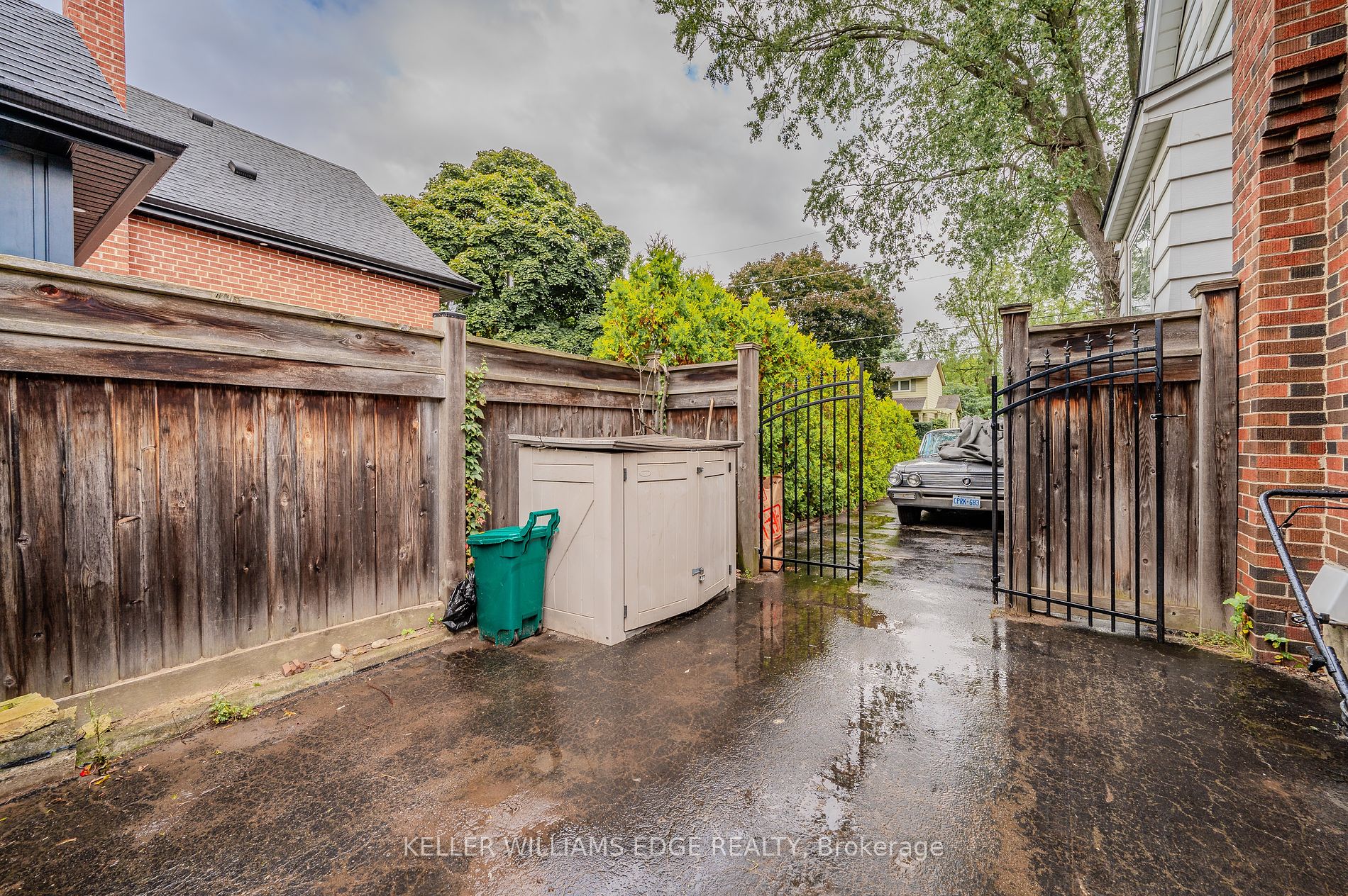 978 North Shore Boulevard W