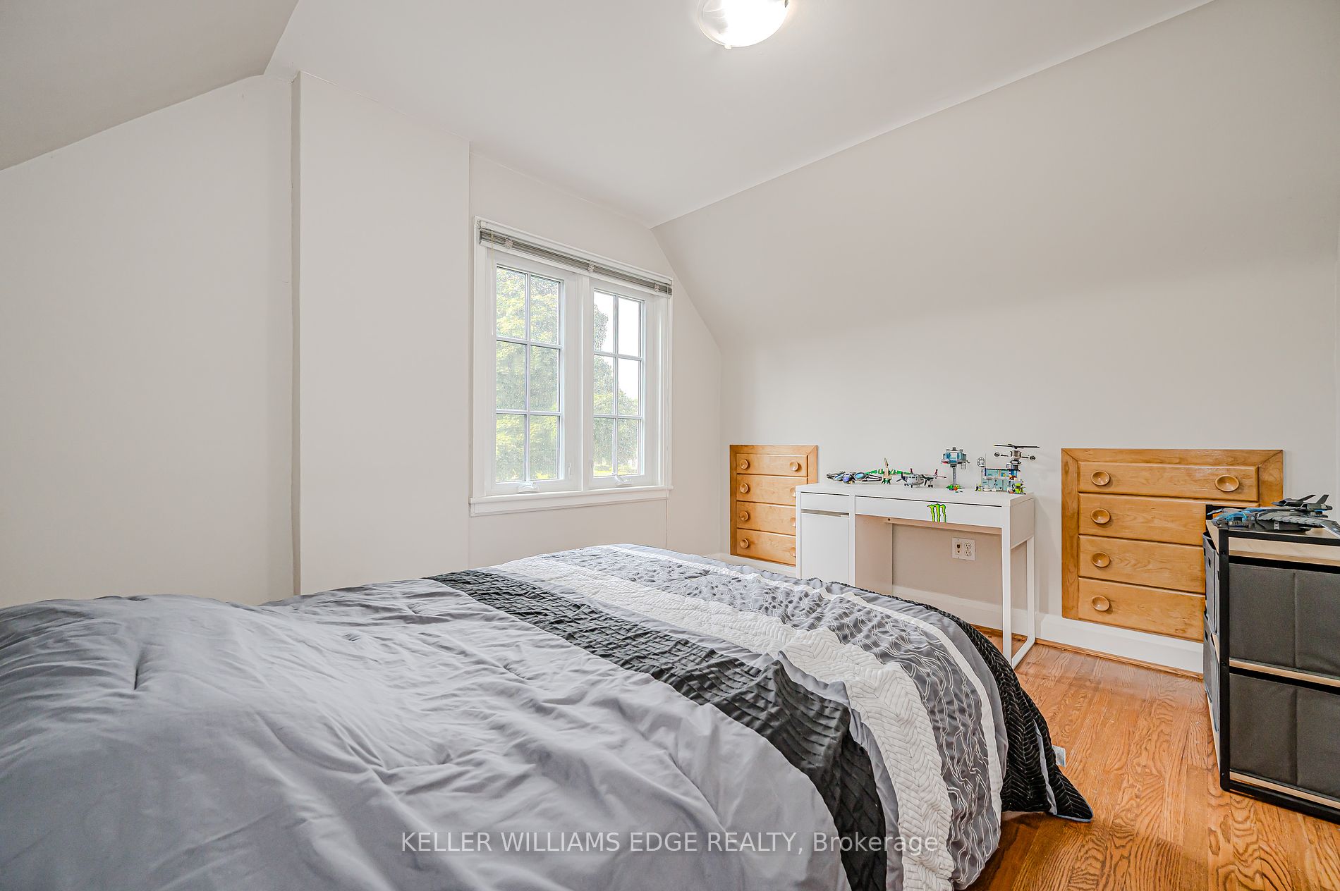 978 North Shore Boulevard W