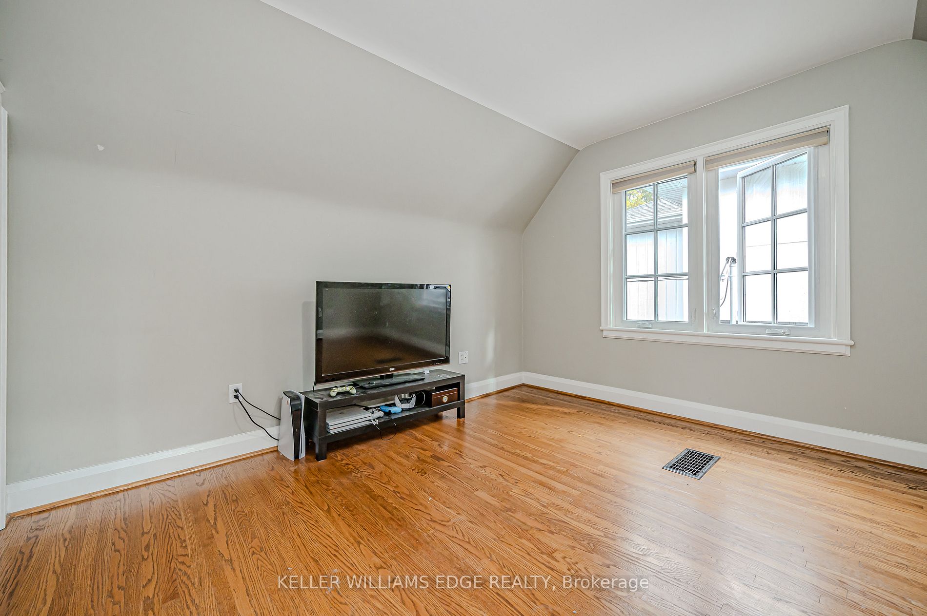 978 North Shore Boulevard W