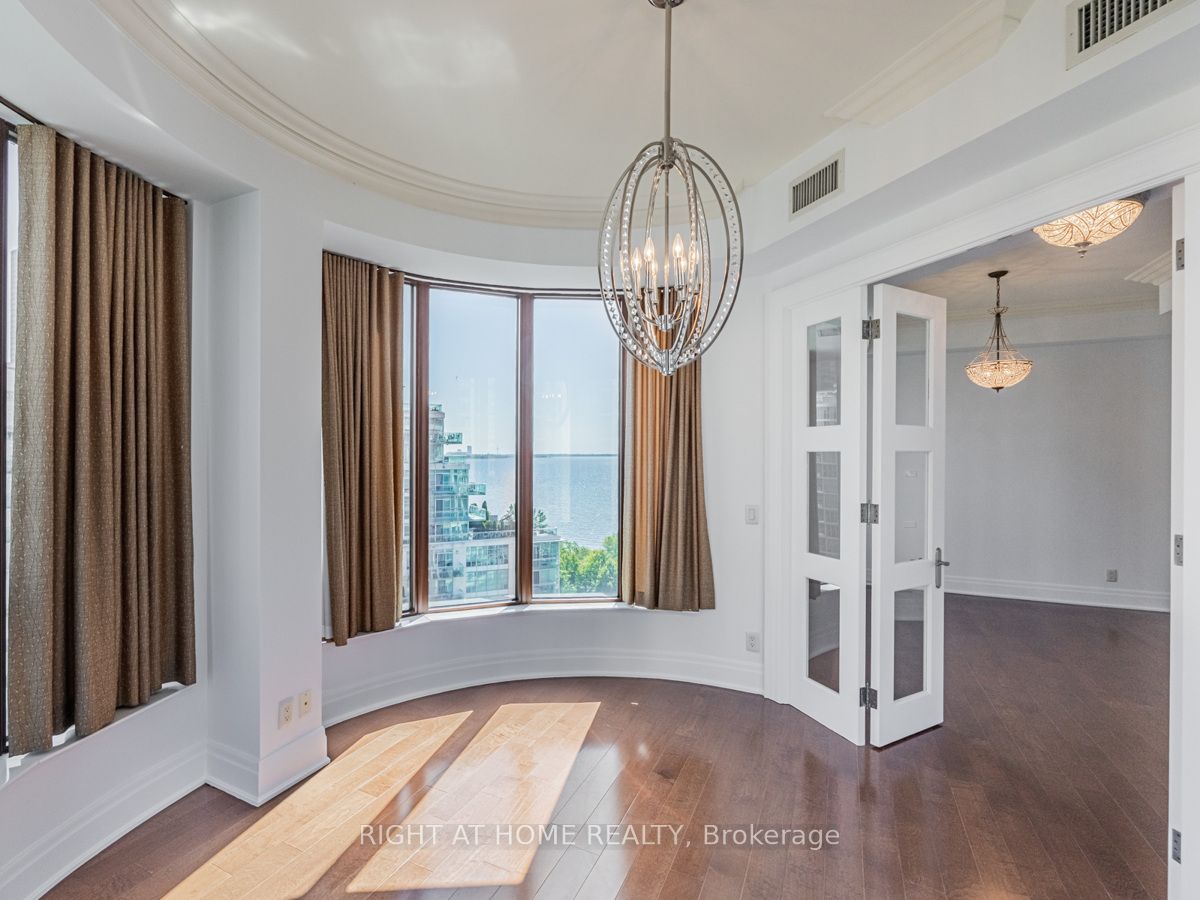 2095 Lake Shore Boulevard W #LPH19