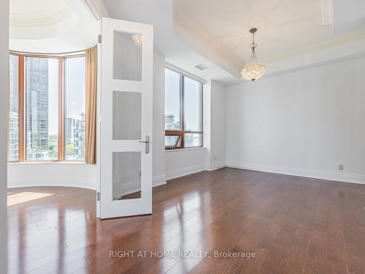 2095 Lake Shore Boulevard W #LPH19