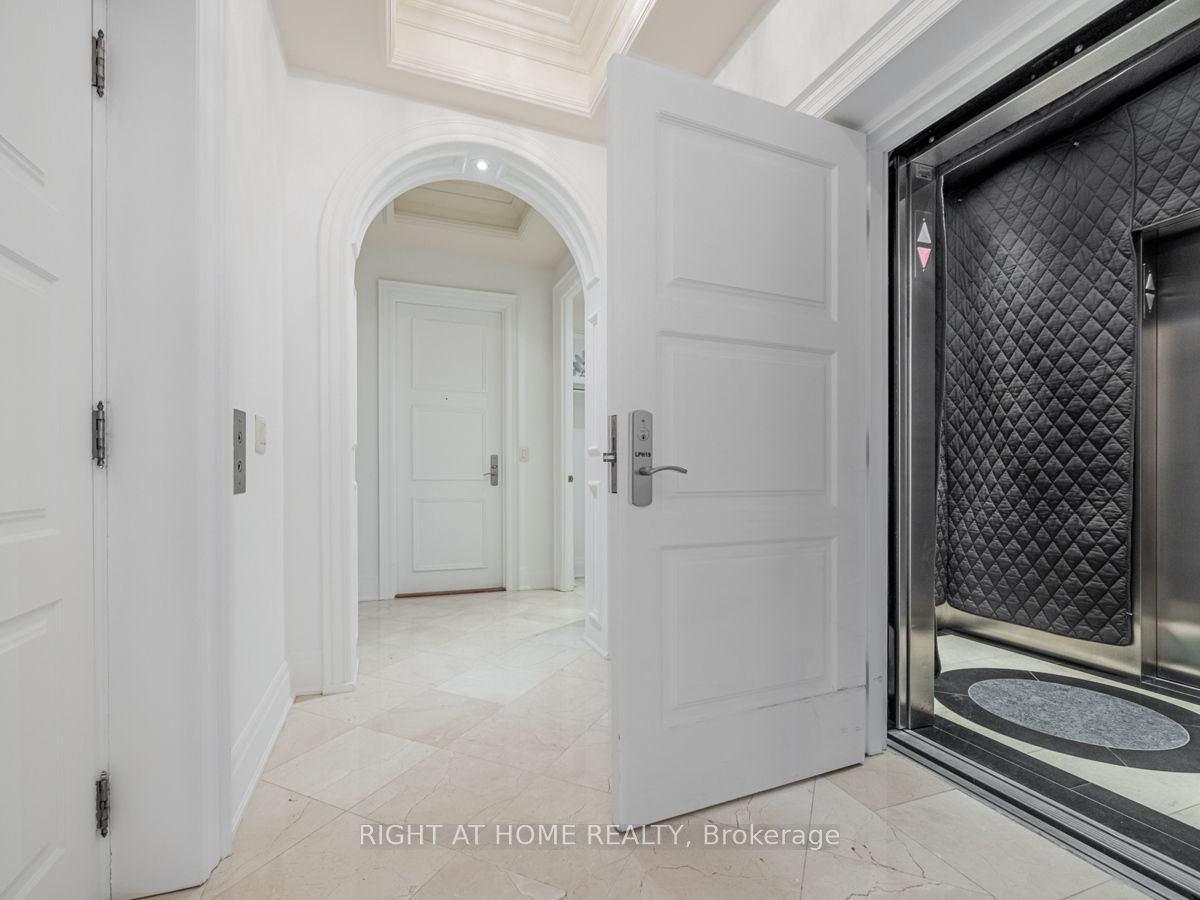 2095 Lake Shore Boulevard W #LPH19